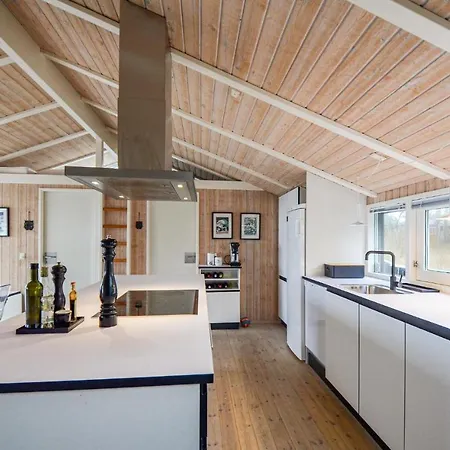 Ferienhaus Amazing In W/ Wifi And 4 Bedrooms Ebeltoft